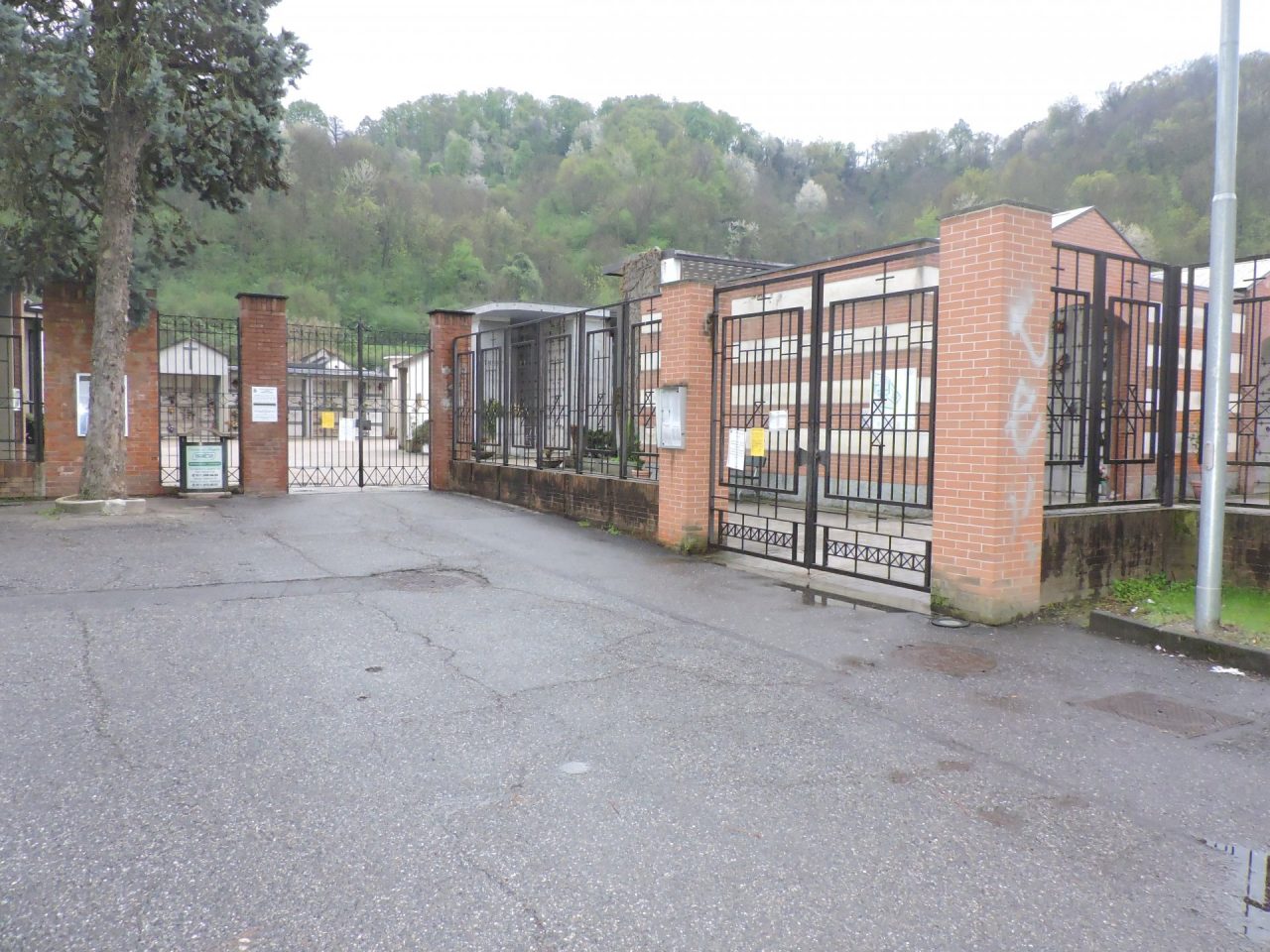 Ancora fiori rubati al cimitero la protesta