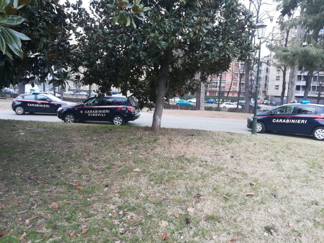 Uomo picchiato Carabinieri finti corridori