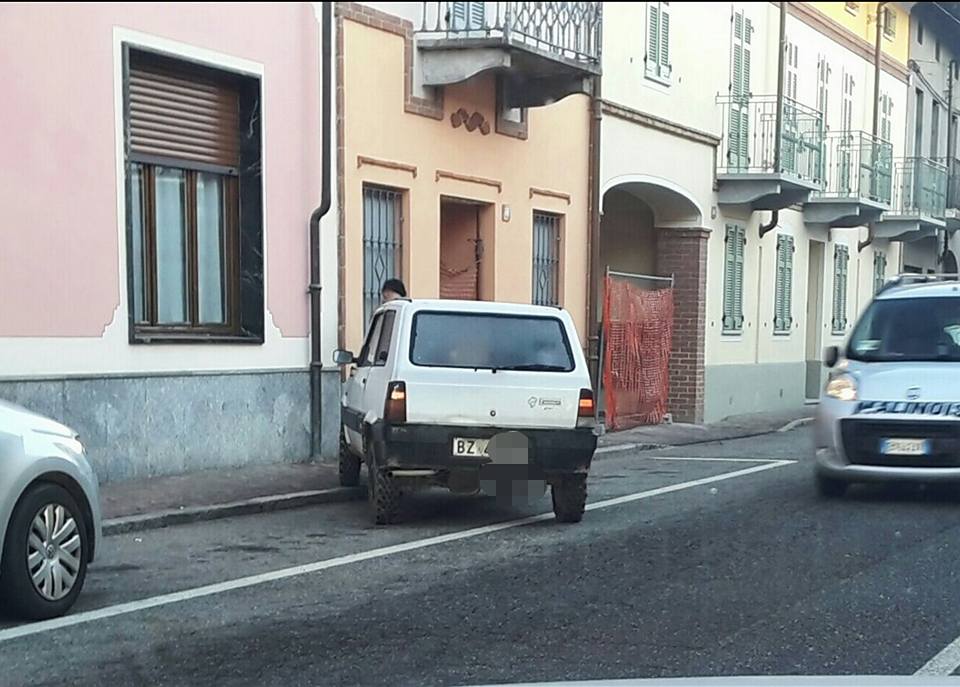 Parcheggi fantasiosi in via Roma la denuncia