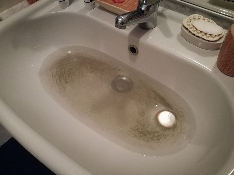 Acqua e sabbia dal rubinetto