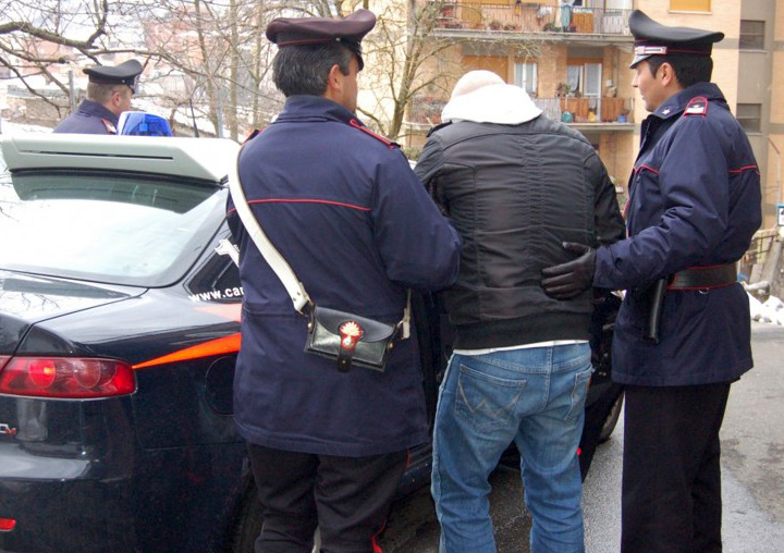 Rapinano coetaneo per debiti di droga due giovani arrestati