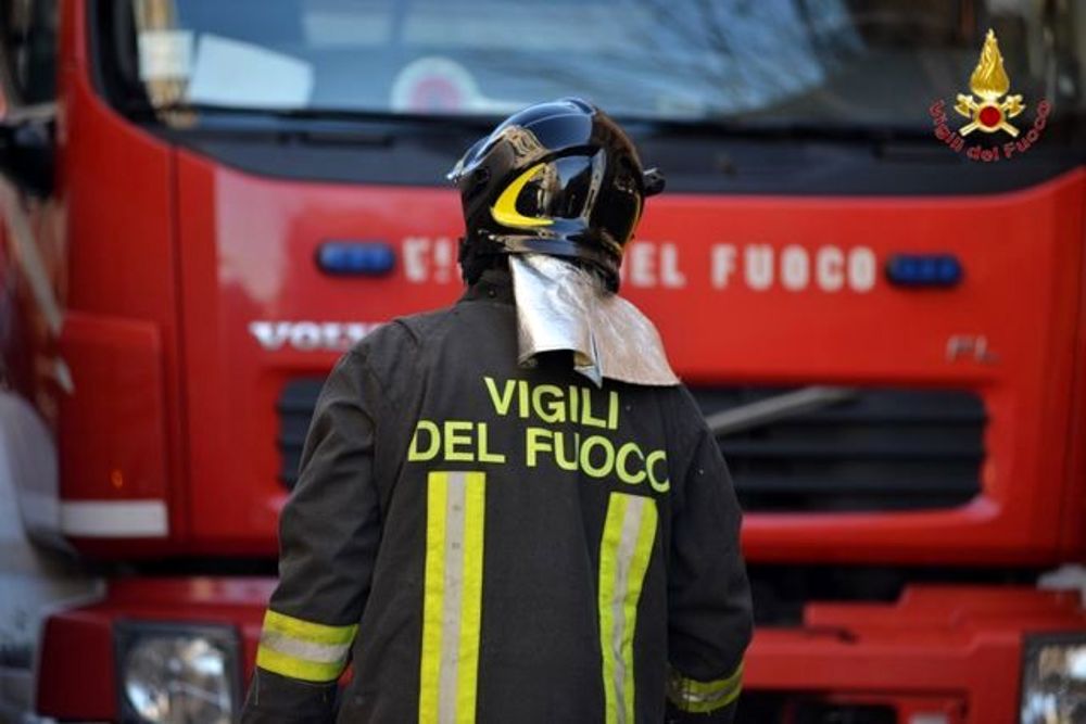 Auto brucia in tangenziale salvo il conducente