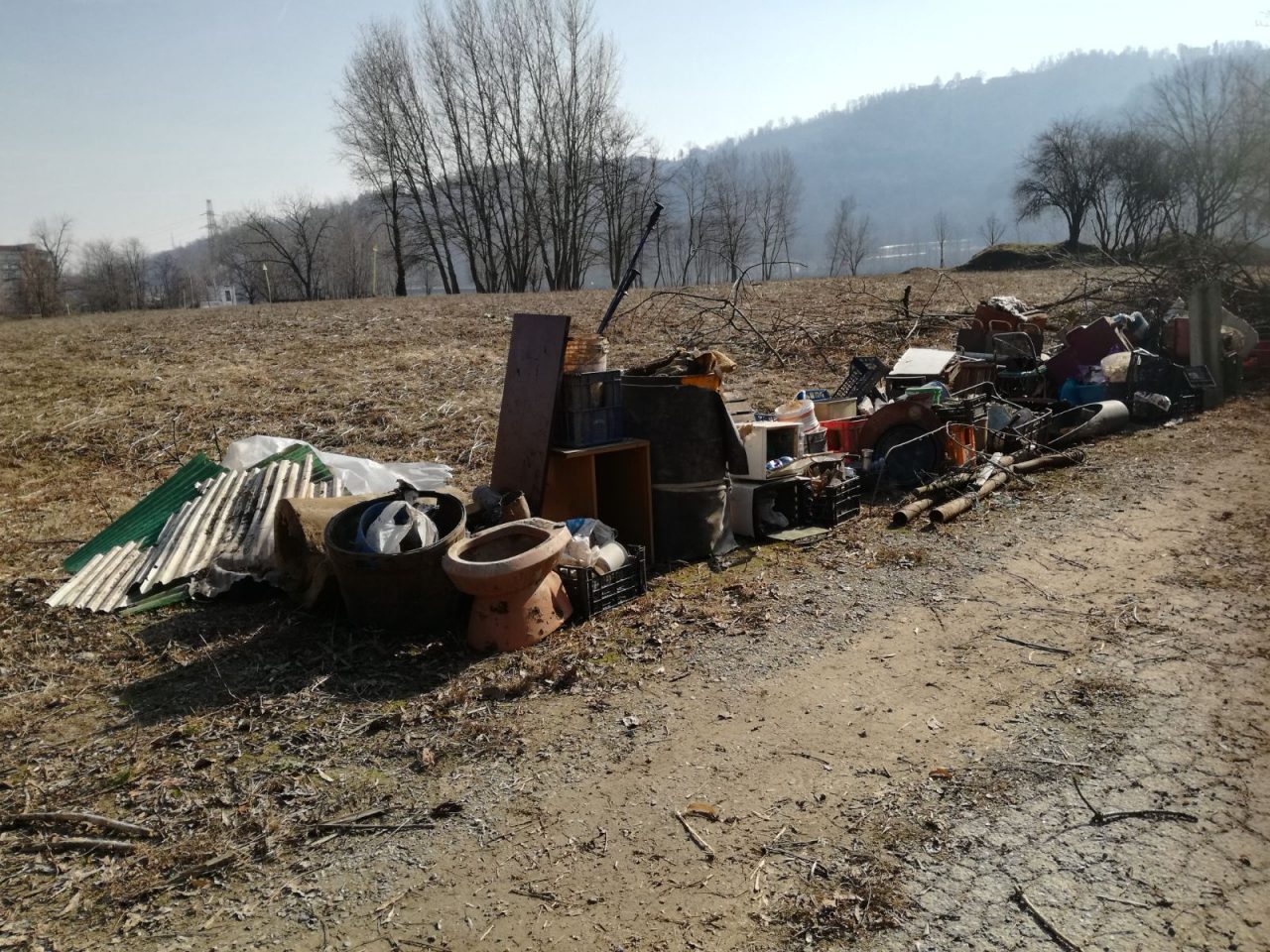 Discarica abusiva lungo canale