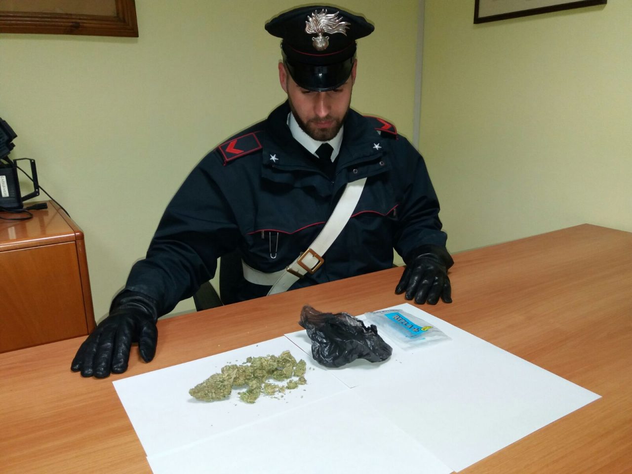 Droga nascosta nello zainetto scoperta durante il Carnevale IL VIDEO