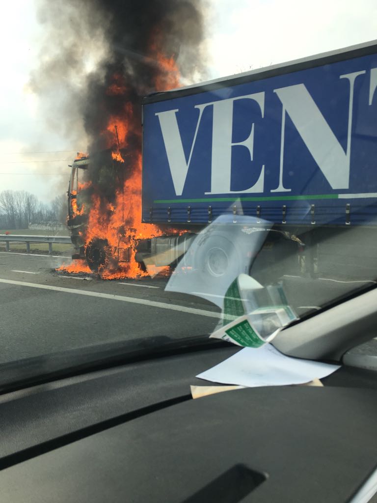 Incendio camion bretella autostrada A4