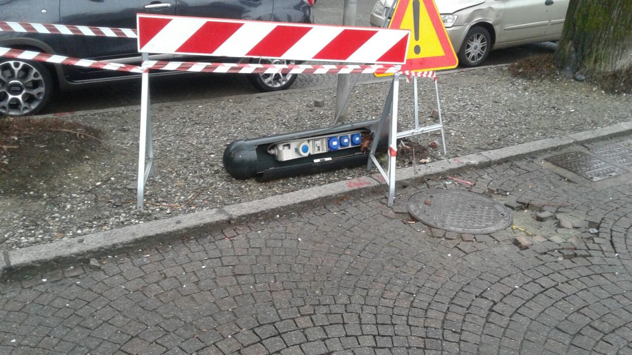 Abbattuta palina elettrica al mercato