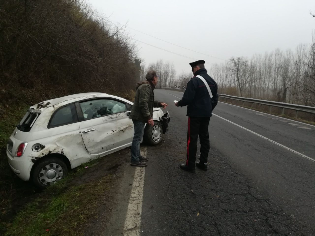 Auto fuoristrada incidente sulla 590