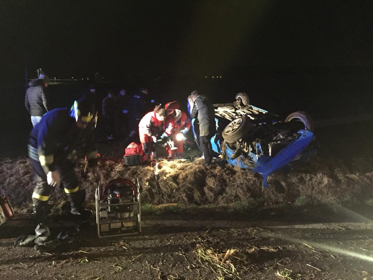 Grave incidente stradale auto ribaltata fuori strada I VIDEO
