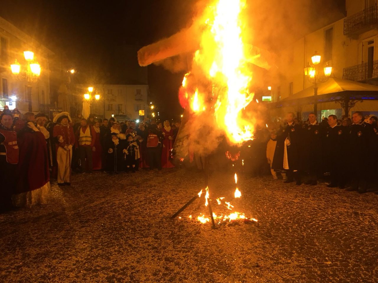 Carnevale chivassese successo per il falò sotto le stelle IL VIDEO