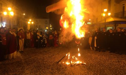 Carnevale chivassese successo per il falò sotto le stelle IL VIDEO