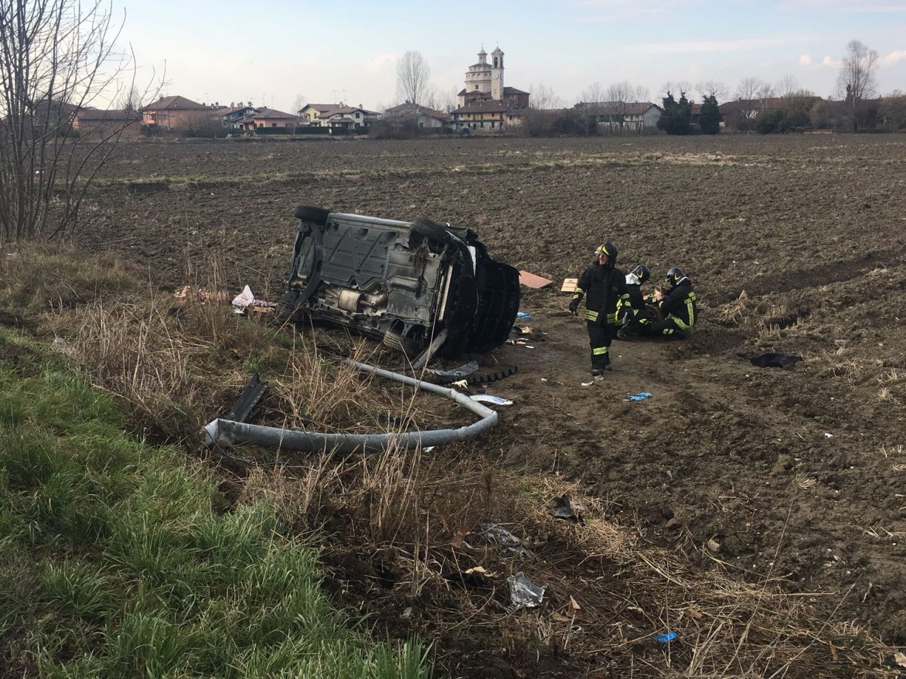 Grave incidente con auto fuori strada due feriti IL VIDEO