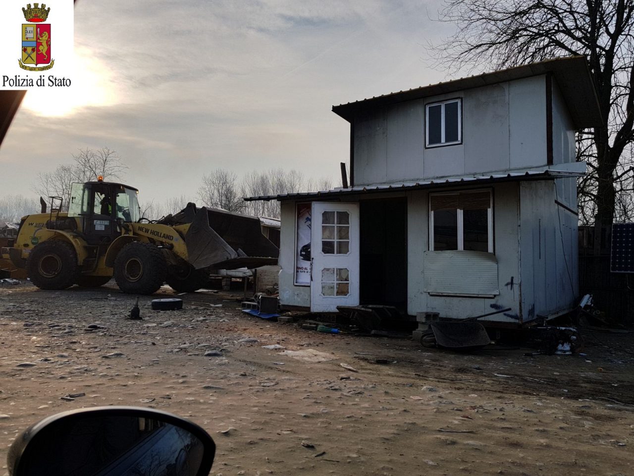 Campo nomadi demolita baracca
