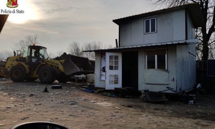 Campo nomadi demolita baracca