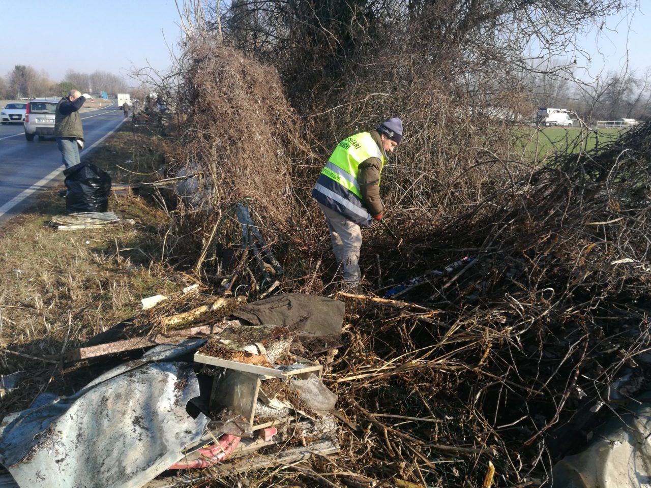 Discariche abusive i volontari ripuliscono le strade IL VIDEO