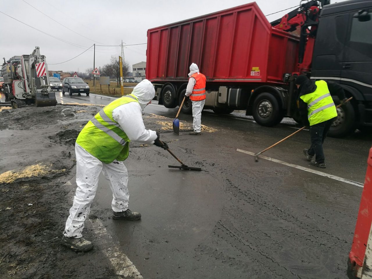 Camion perde il carico in mezzo alla strada