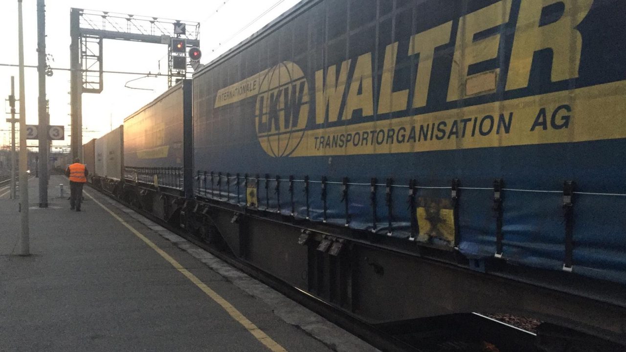 Treno in fiamme bloccato alla stazione di Chivasso LE FOTO