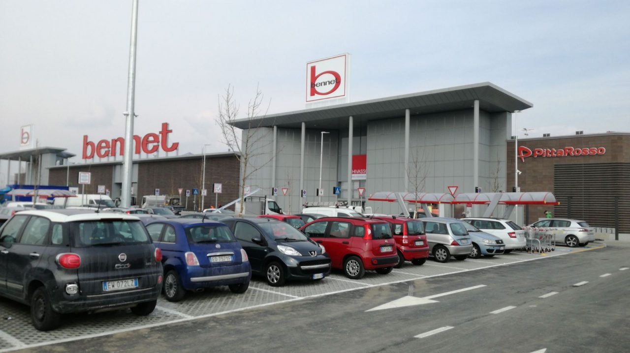 Bennet, viabilità in tilt. La polizia municipale ha deciso di deviare il traffico. E si tratta del primo fine settimana di apertura del nuovo centro commerciale di via Caluso. Centro commerciale Bennet
