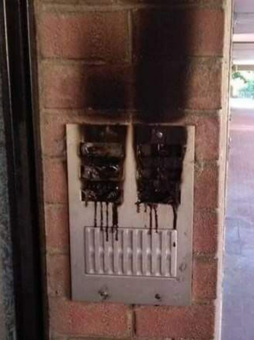 Vandali in azione citofoni bruciati