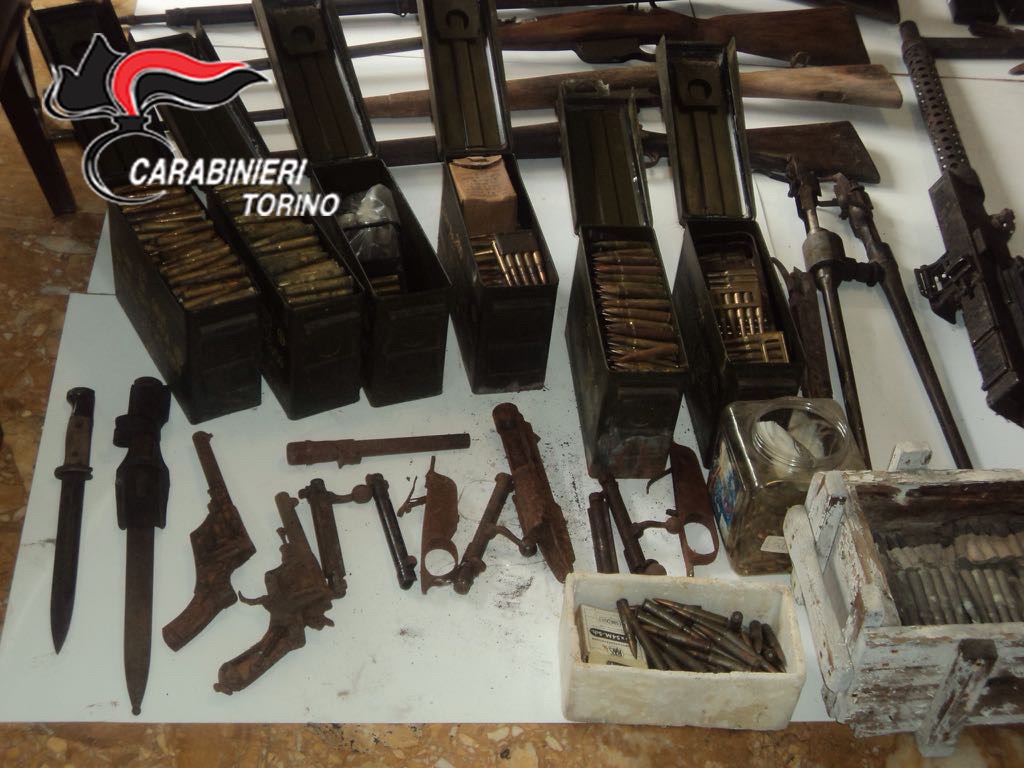 Sequestrato arsenale di armi e donato al museo
