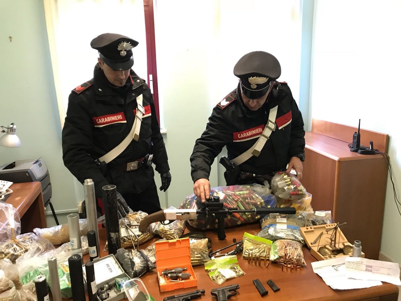 Fabbricava armi, munizioni e silenziatori arrestato