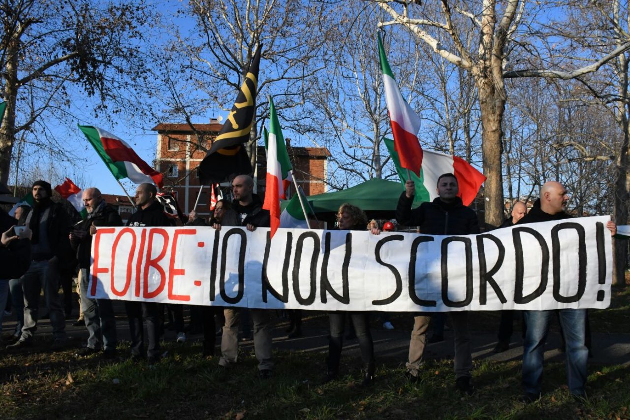 Destra e sinistra scintille nel corteo per il Giorno del Ricordo LE FOTO