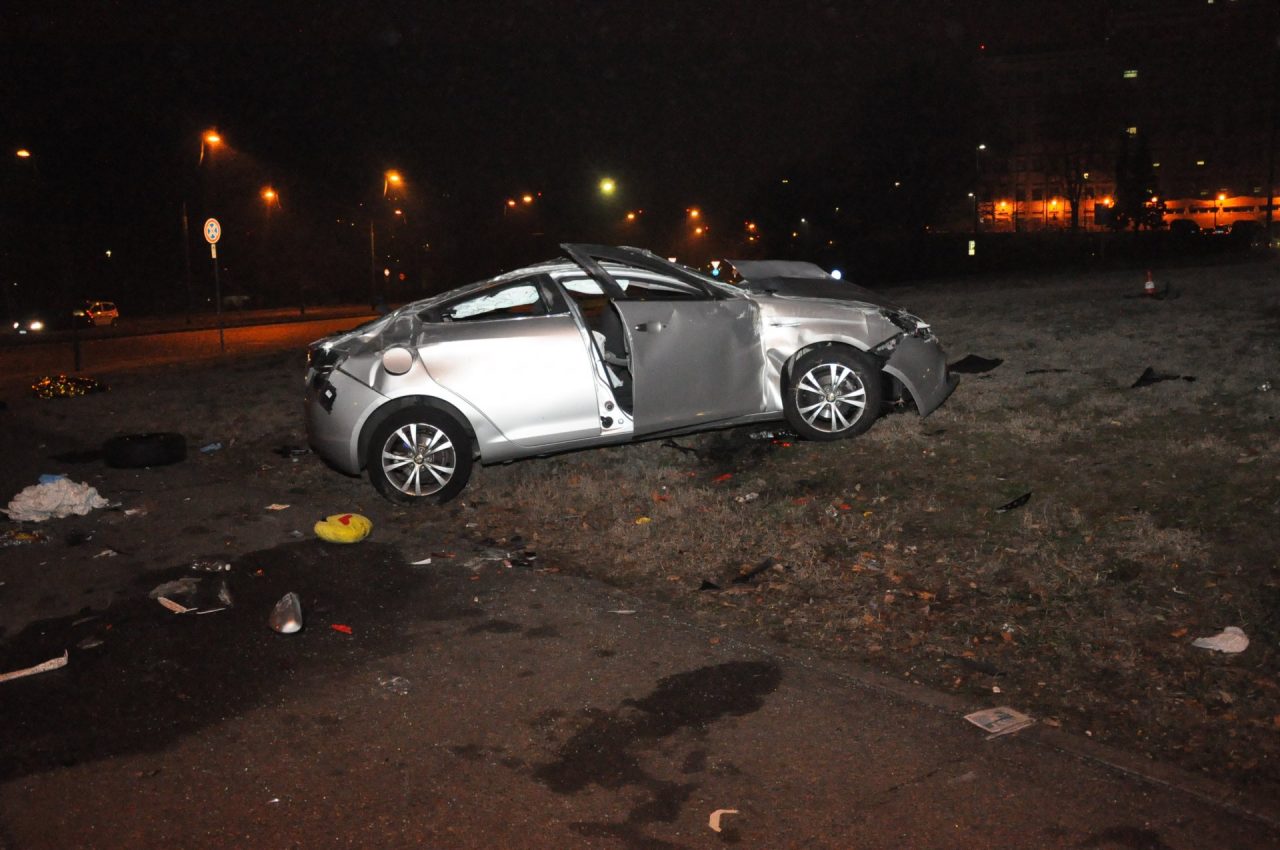 Auto si ribalta sulla rotonda grave al Cto