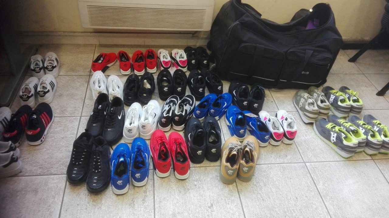 Merce contraffatta al mercato sequestrati 500 prodotti LE FOTO