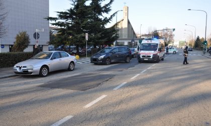 Grave incidente corre per salire sul bus e viene investito