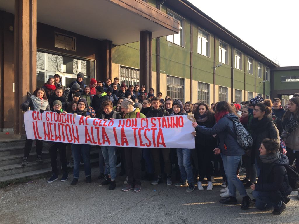 Liceo Newton al freddo la protesta degli studenti