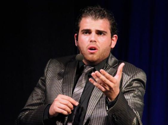 Edoardo Mecca la star del web in scena a teatro a Settimo