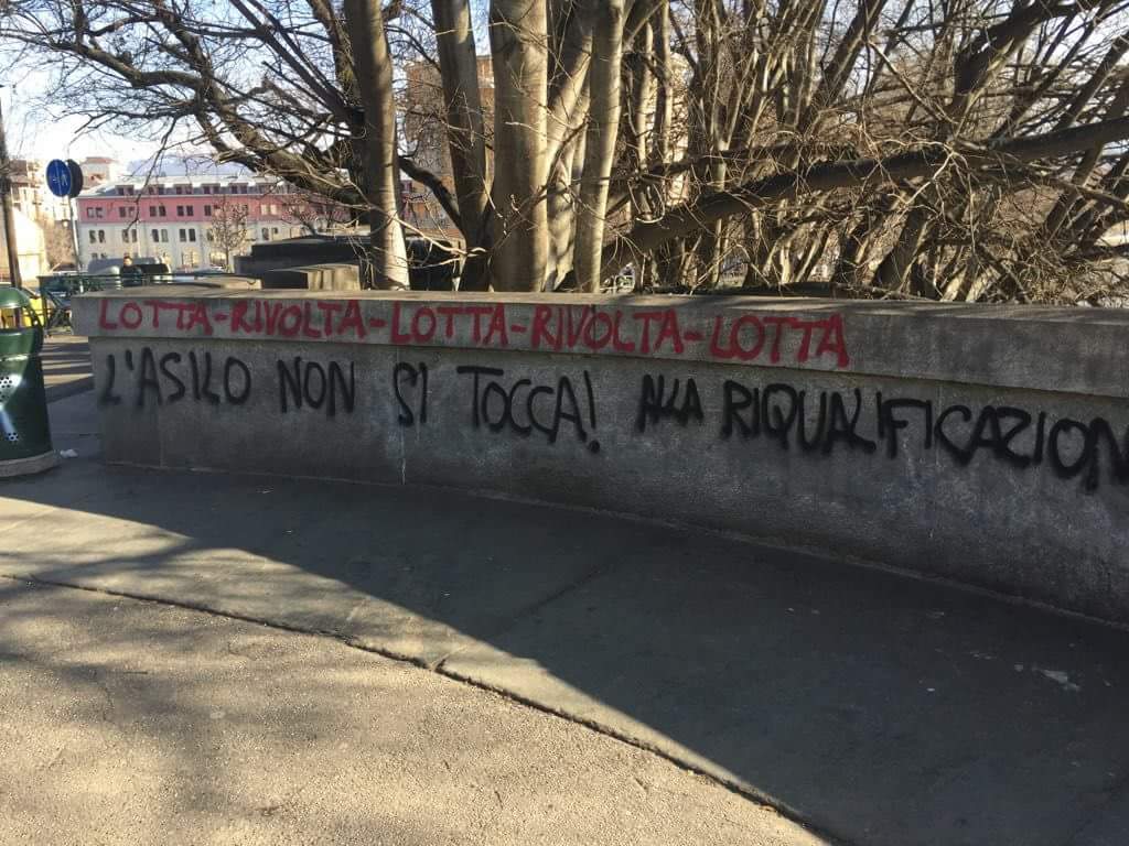 Asilo occupato scritte sui muri