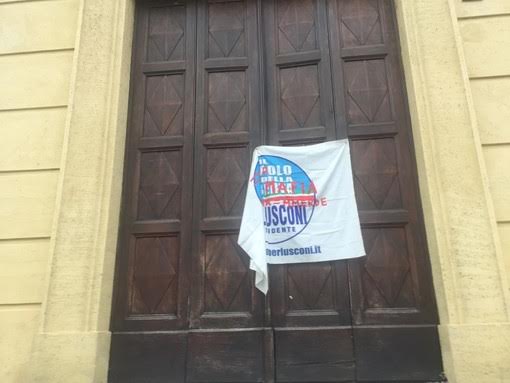 Insulti su vecchia bandiera Popolo della Libertà
