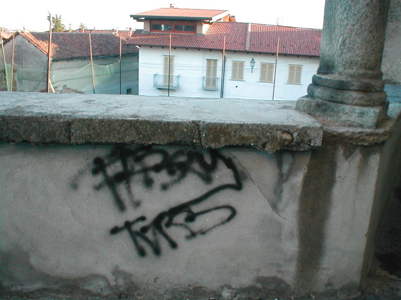 Vandali in azione imbrattano i muri della chiesa