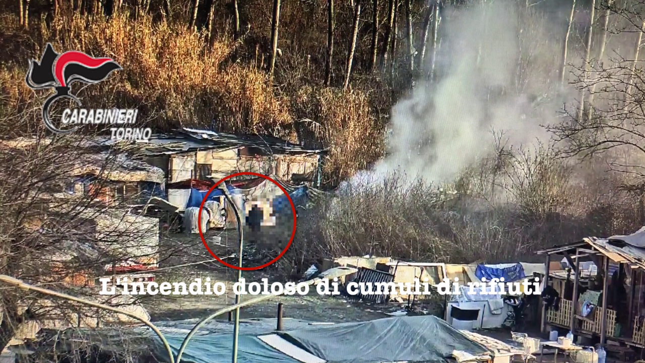 Incendio rifiuti al campo rom arrestato un uomo IL VIDEO