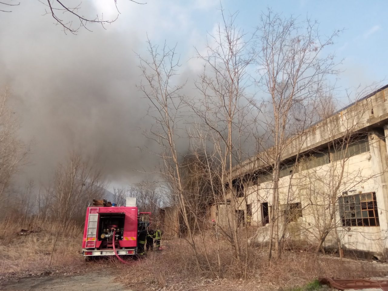 Incendio capannone rifiuti e materie plastiche LE FOTO