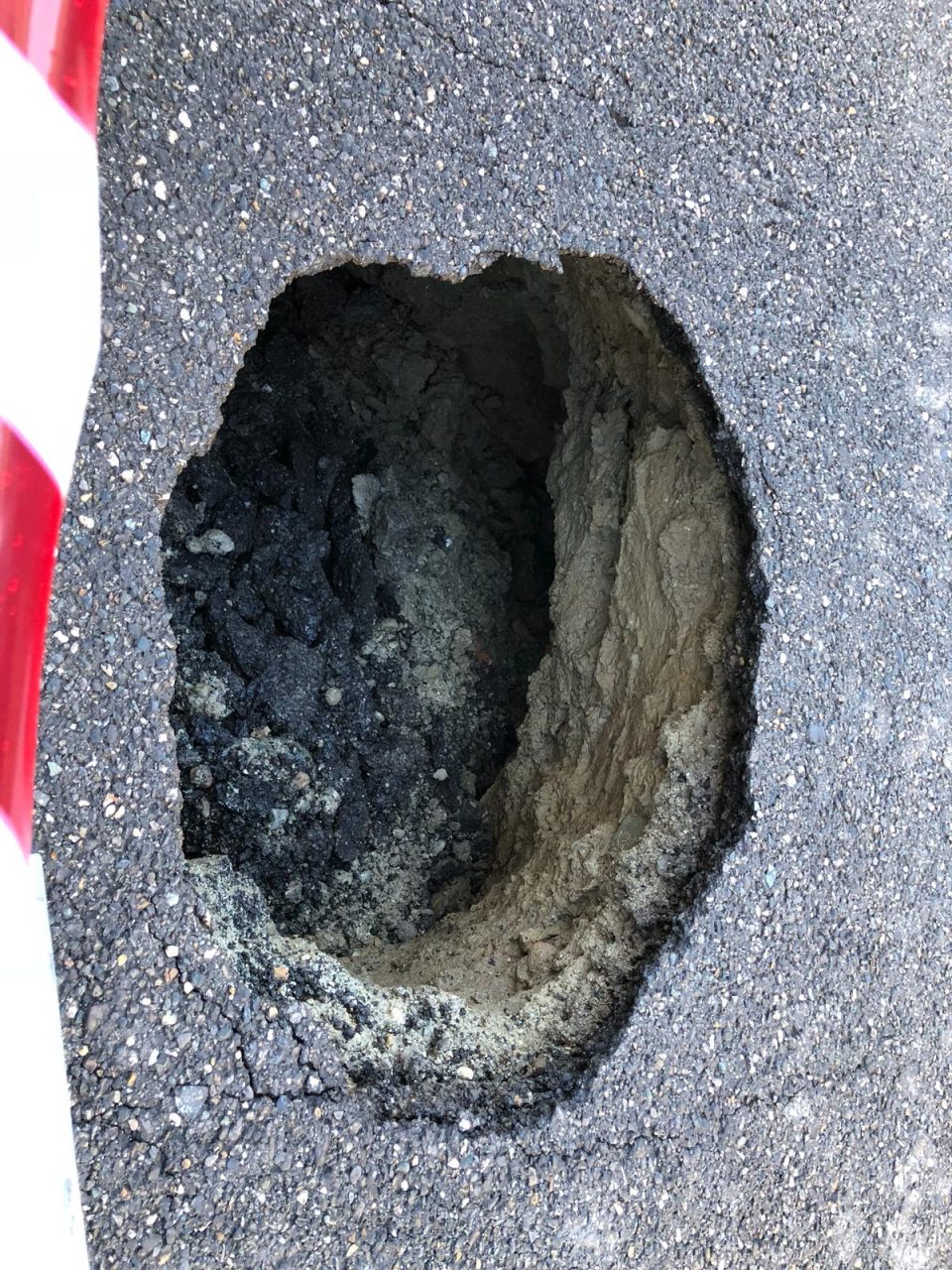 Voragine in centro dopo la pioggia