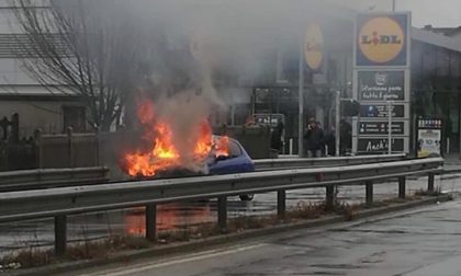Incendio auto davanti al Lidl