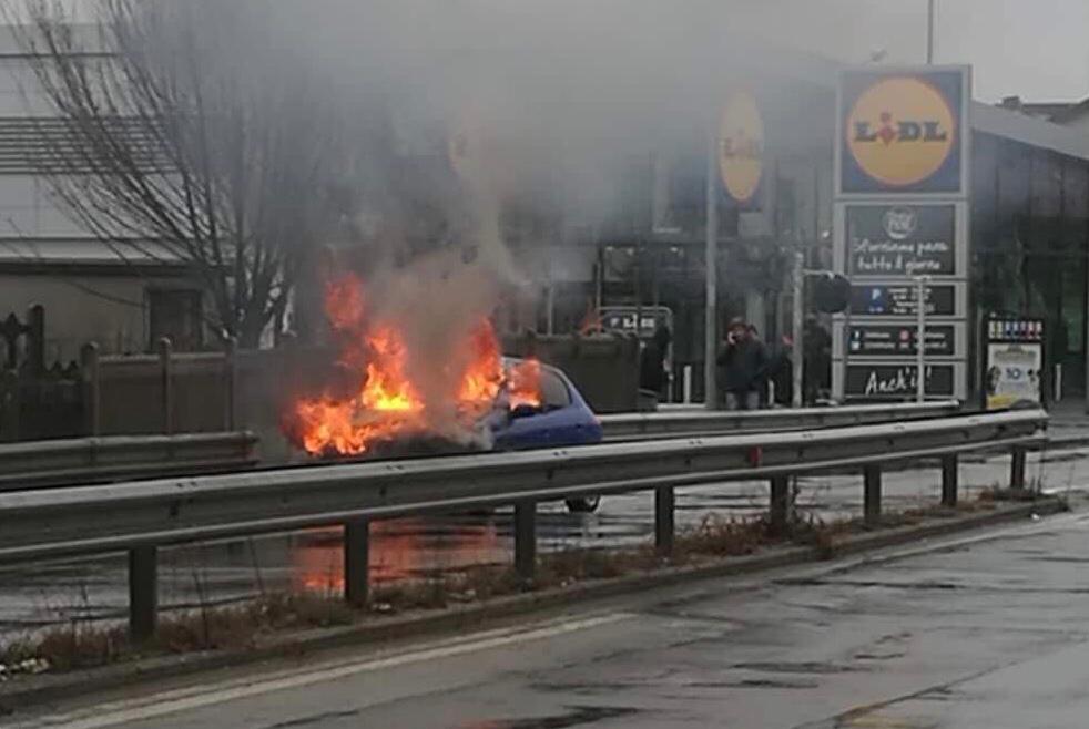 Incendio auto davanti al Lidl