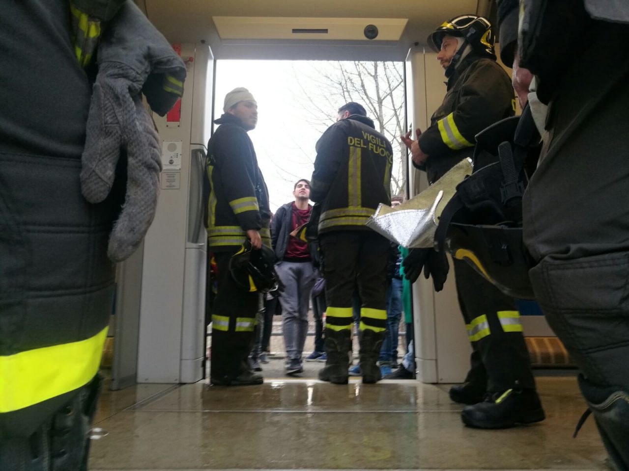 Incendio treno tra Settimo e Rivarolo. O meglio così credeva il macchinista che ha fermato di colpo il treno e ha fatto scendere tutti i passeggeri.