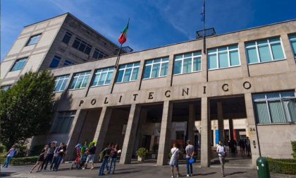 Crolla controsoffitto sui banchi
