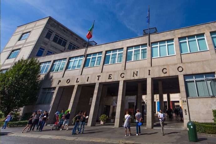 Crolla controsoffitto sui banchi