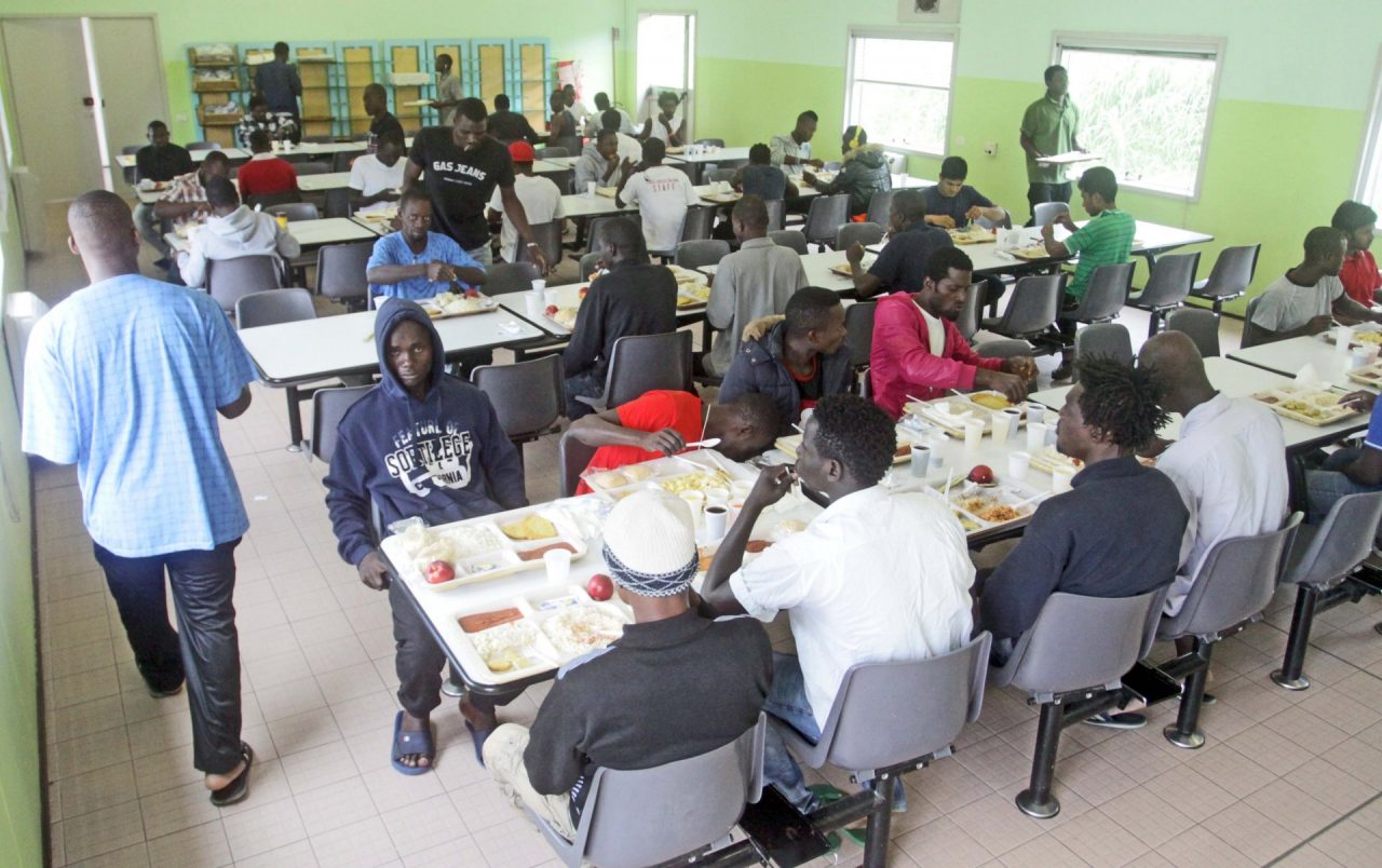 Migranti protestano per cibo e lavoro