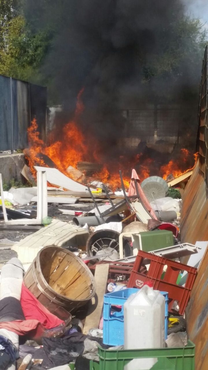 Incendio campo nomadi identificati gli autori