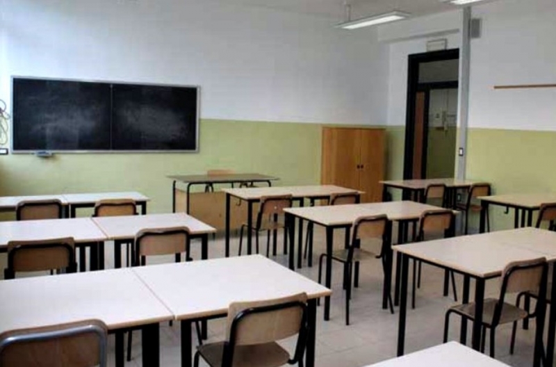 Cade controsoffitto a scuola nessun ferito