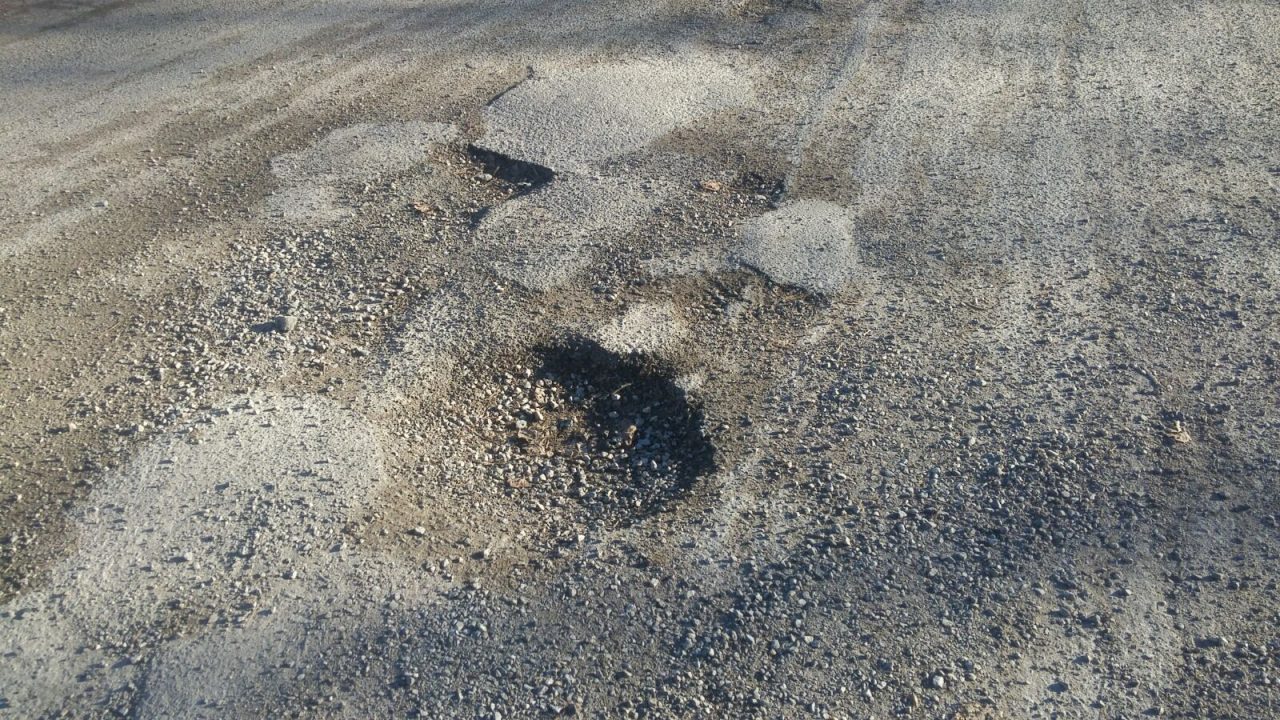 Buche strade dopo  le piogge aumentano le voragini