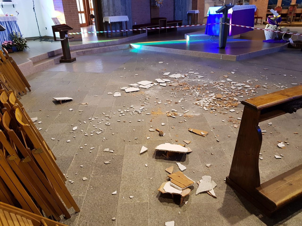 Crolla soffitto chiesa “Salvi per miracolo”
