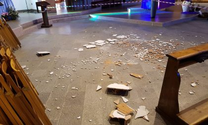 Crolla soffitto chiesa "Salvi per miracolo"