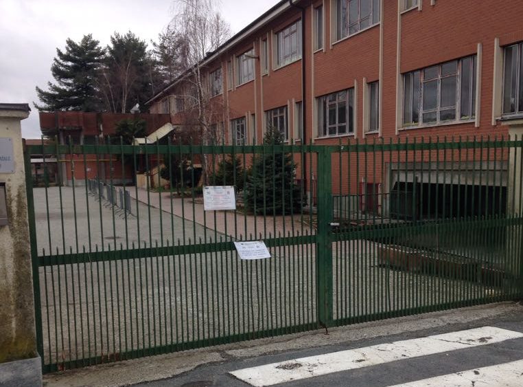 Controsoffitto pericoloso a scuola