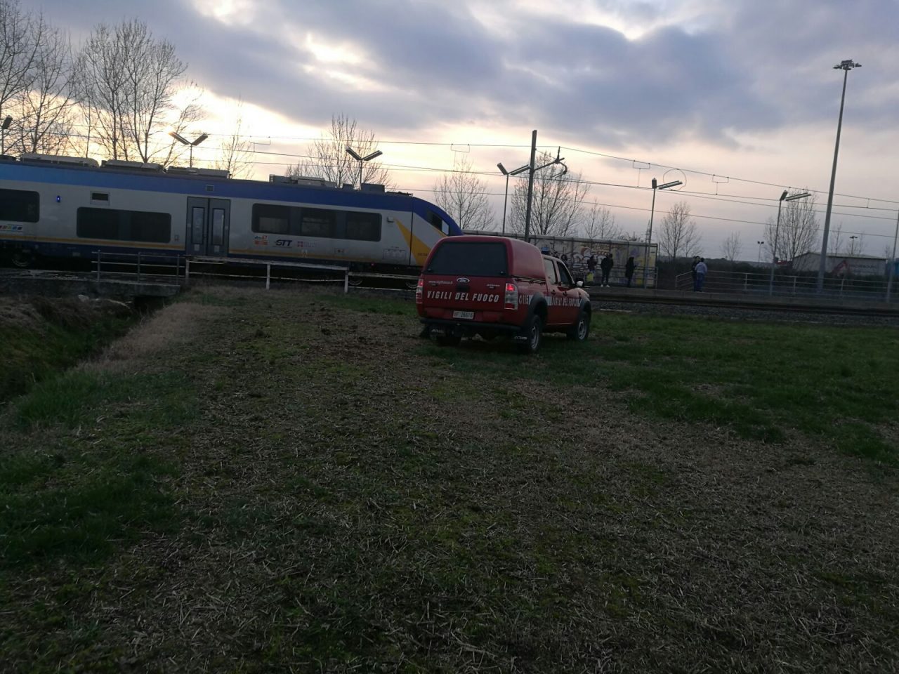 Incendio treno a Settimo LE FOTO