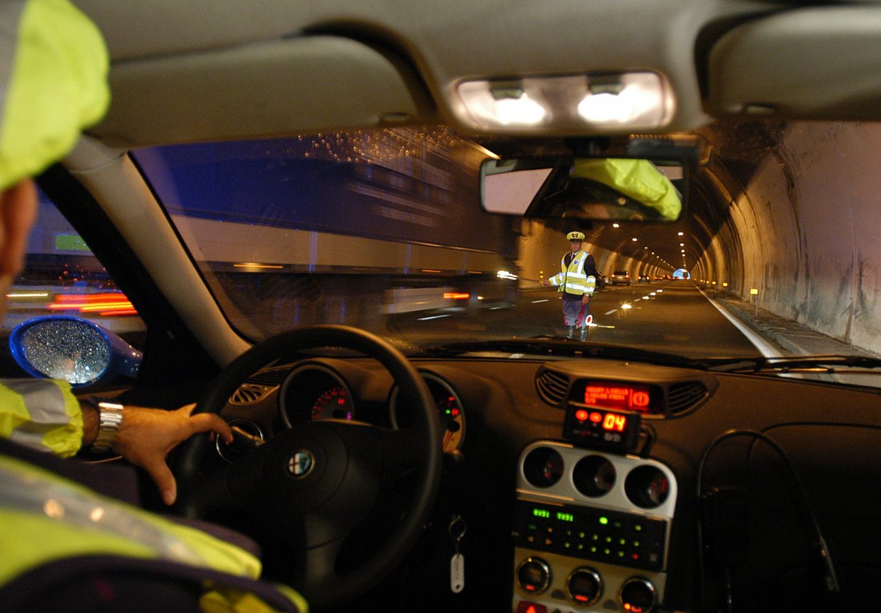 Donna morta investita in autostrada